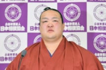 現役引退の記者会見で涙を見せる横綱稀勢の里