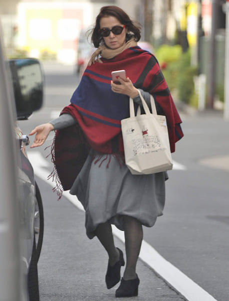 スマホ片手に車に乗り込む河野景子さん