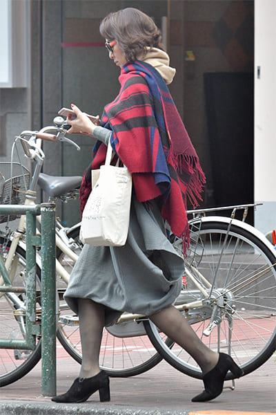 さっそうと歩く河野景子さん