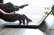フェイクニュース作りの新手法 掲示板の意見を「情報」扱い