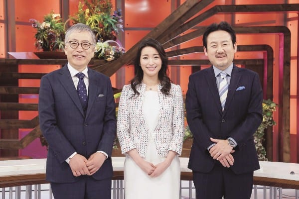 解説の滝田洋一氏（左）と山川龍雄氏（右）