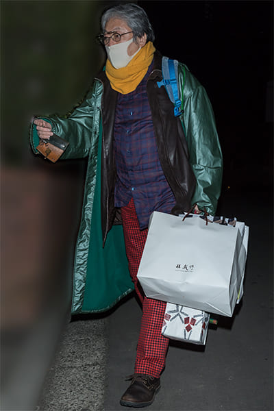 手には4つもの紙袋が…