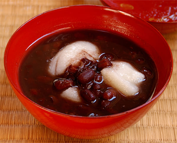 小豆を甘く煮たものと合わせ、ぜんざいやおしるこに