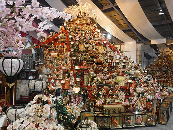 1988年に徳島県勝浦町で始まった「ビッグひな祭り」は3万体以上のひな人形が飾られる