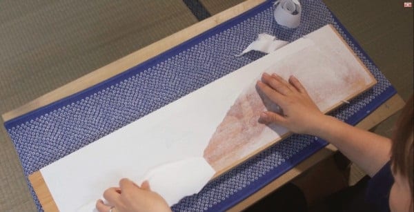 版木には摺る際に紙を正確に置く目印が彫り込まれる