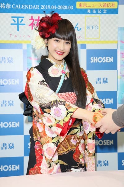 カレンダー発売イベントでファンと握手する平祐奈