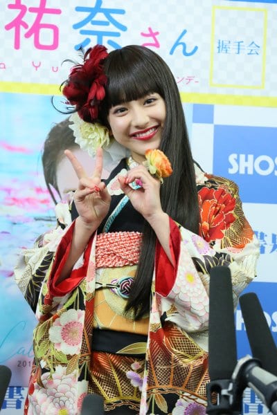 カレンダー発売イベントに晴れ着で登場した平祐奈