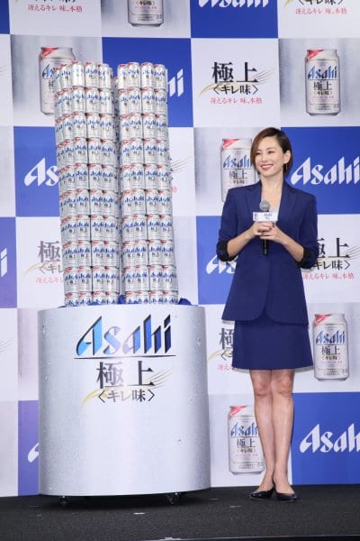 「アサヒ 極上〈キレ味〉」の商品タワーと米倉涼子