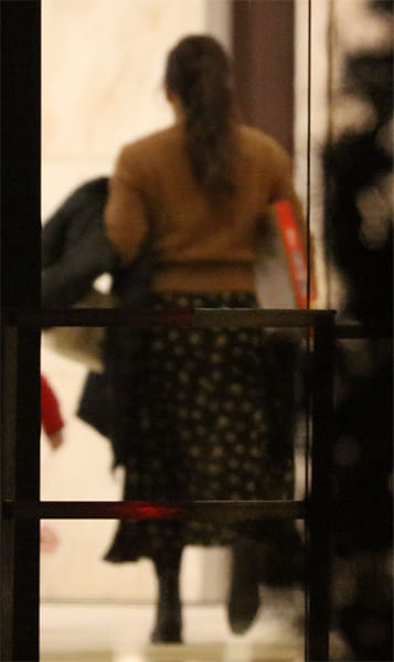 スカートをはためかせマンションへ入っていく吉田沙保里