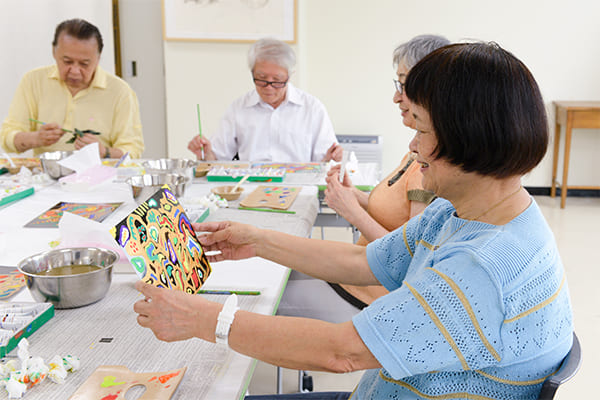 みんなで作品を見て、よいところを褒め合う時間も儲けられている