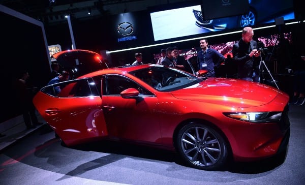 昨年末にお披露目された「MAZDA3」（AFP＝時事）