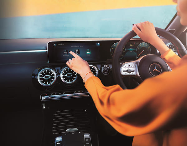 大きなディスプレイを介してクルマと「会話」できるベンツAクラス