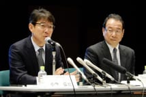 トヨタの定額制サービス事業会社「KINTO」の小寺信也社長(左)/写真=時事通信フォト
