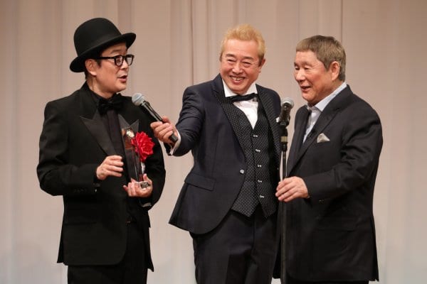 東スポ映画大賞主演男優賞を受賞したリリー・フランキーと審査委員長のビートたけし、右はガダルカナル・タカ