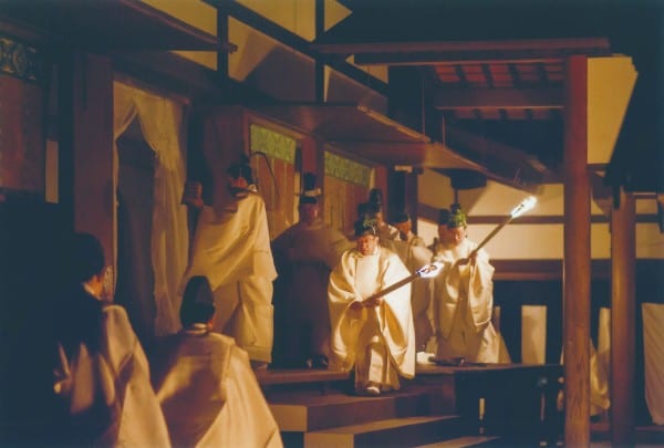 新嘗祭夕の儀にお出ましの天皇陛下（平成25年11月23日）