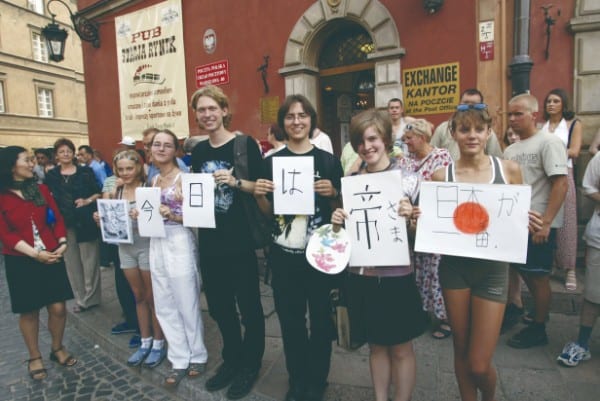 2002年、天皇皇后両陛下のポーランドご訪問時に、熱烈に歓迎する地元の人々　代表取材
