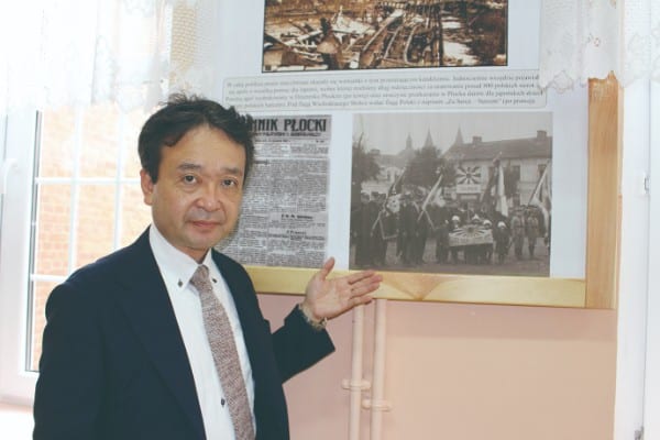 現地で見つけた「極東青年会」の写真（左は筆者・井上和彦氏）