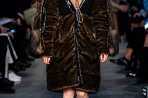 バーバリー、プラダ、グッチが炎上 自由な創造の制限指摘も