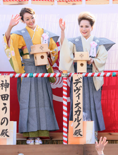 豆まきイベントに登場したデヴィ夫人と神田うの