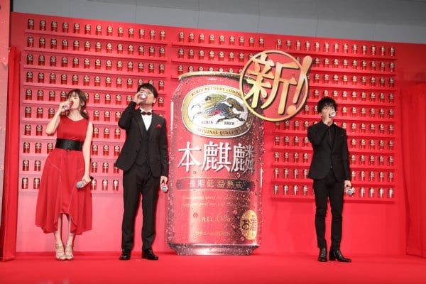 キリンビール「本麒麟」を飲む小嶋陽菜、土田晃之、岩田剛典