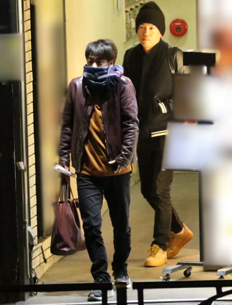 陣内、トシも店から出てきた