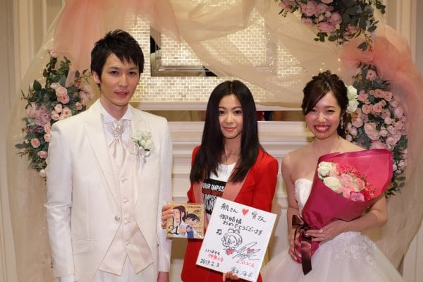 倉木麻衣に祝福される新郎新婦