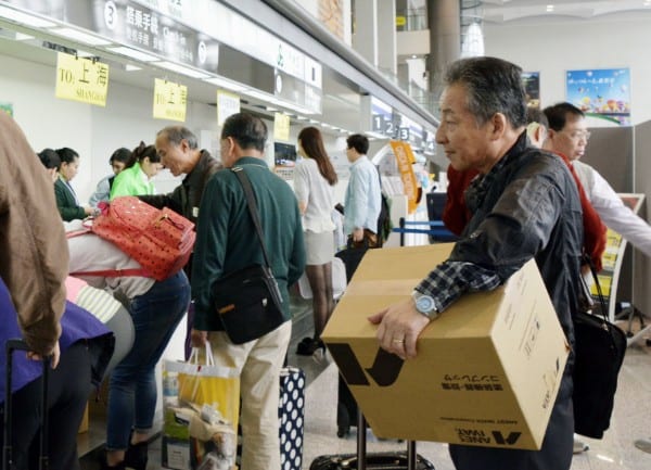 上海便の就航で賑わう佐賀空港（共同通信社）