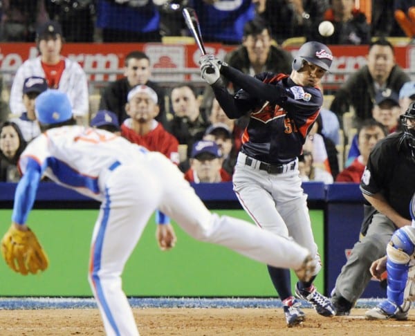 第2回WBC決勝で勝ち越し打を打つイチロー（共同通信社）