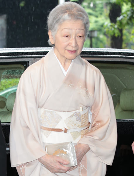 美智子さまは素朴な野の花柄を好まれる（時事通信フォト）