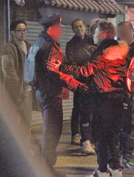 警官に対して、「仕切り力」を見せる中居