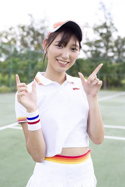 テニスウエア姿の新田ゆう