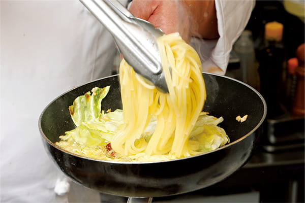 パスタは湯切りせずフライパンに直行