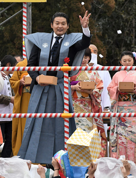 豆をまく元貴乃花親方の花田光司さん