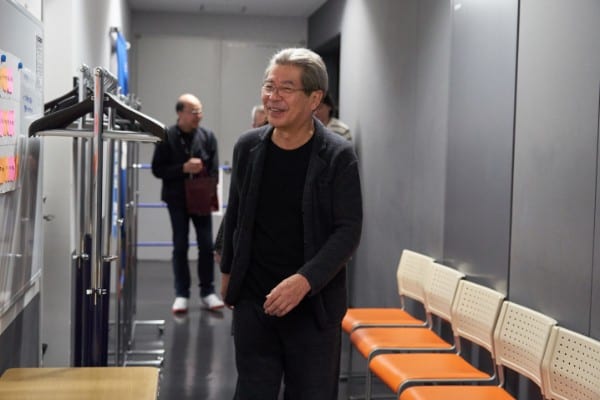 おなじみの気さくな笑顔で劇場入り