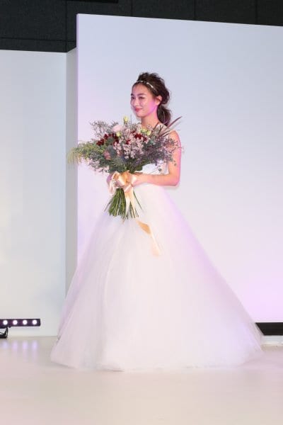 ウエディングドレスを着た内田理央