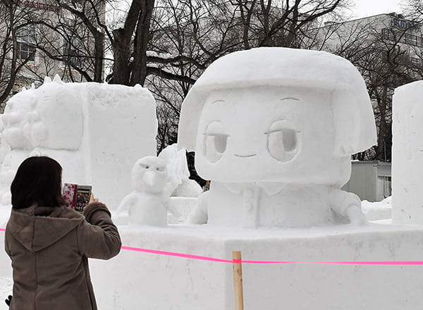 うっとり見てんじゃねーよ！　チコちゃんもまんざらでもない表情！？（時事通信フォト）