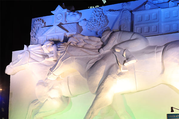 サラブレッドの雪像（写真／アフロ）