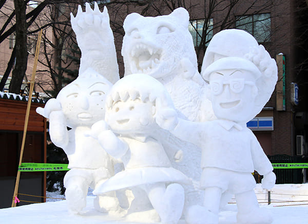 昨年亡くなったさくらももこさんの人気漫画『ちびまる子ちゃん』の雪像も（写真／アフロ）