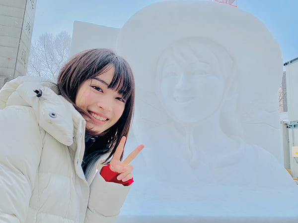 広瀬演じる、奥原なつを模した雪像と（写真／NHK）