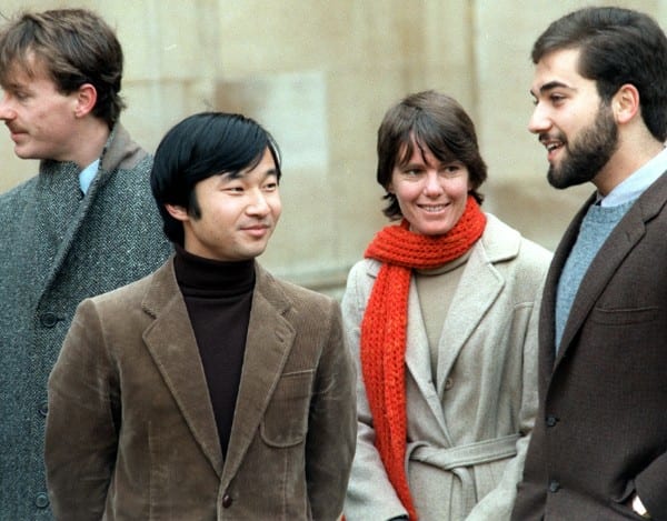 留学先のオックスフォードのマートン・カレッジでご学友と談笑（1983年12月）　共同通信社
