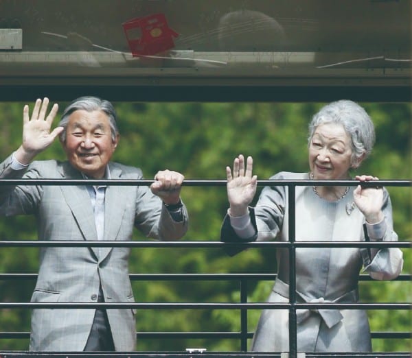 私的旅行で訪れたわたらせ渓谷鐵道のトロッコ列車から笑顔で手を振られる両陛下（2014年5月）　時事通信社