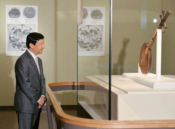 弦楽器「桑木阮咸」を鑑賞される皇太子殿下（2014年10月、奈良国立博物館）　代表撮影