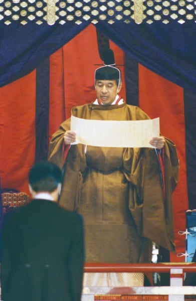 即位礼正殿の儀でお言葉を述べる（1990年11月12日）。手前は海部俊樹首相