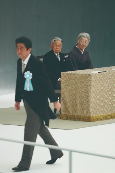 天皇陛下と安倍首相が対比されて報じられることも（撮影／横田紋子）