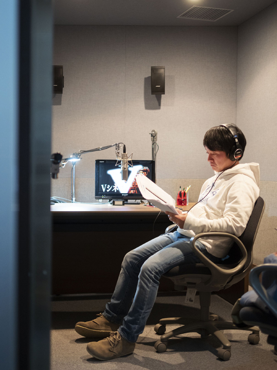 スタジオで台本を読み込む濱田岳