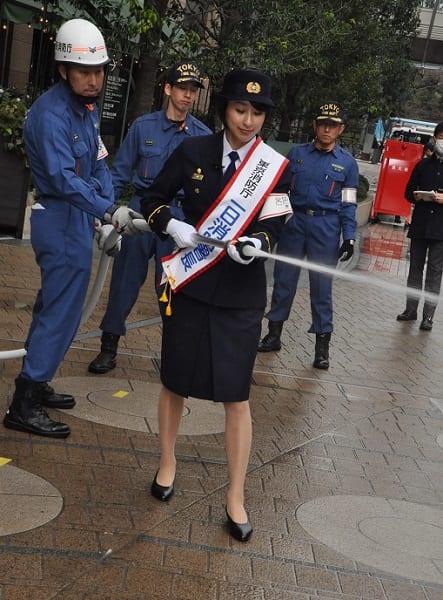 放水する浅田舞