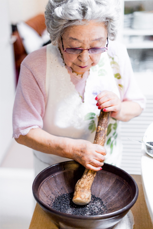 天然木の山椒を擂りこぎに使うばぁばこと、鈴木登紀子さん