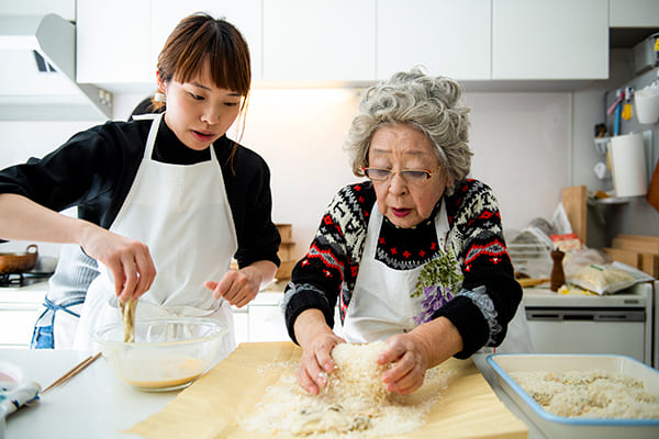 ばぁばのお孫さんの奥様が料理修業中（撮影／近藤篤）