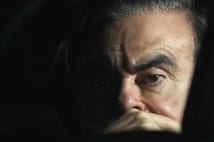 ゴーン被告 作業員姿の「変装」解きスーツ姿でホテルに