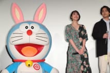 広瀬アリスと柳楽優弥がドラえもんキャラに囲まれる